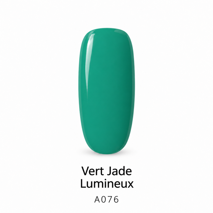 Capsule de vernis semi-permanent Vert Jade Lumineux A076, sur fond blanc.