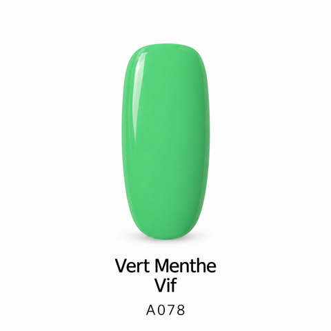 Capsule de vernis semi-permanent Vert Menthe Vif A078, sur fond blanc.