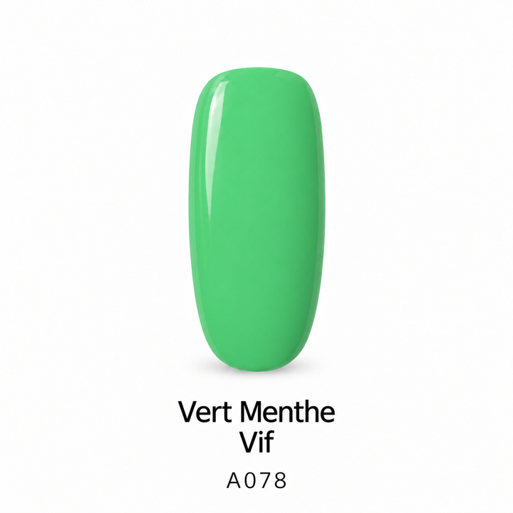 Capsule de vernis semi-permanent Vert Menthe Vif A078, sur fond blanc.