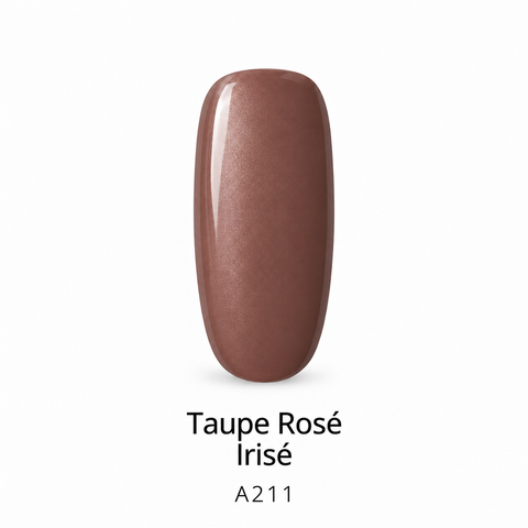 Capsule de vernis semi-permanent Taupe Rosé Irisé A211, légèrement irisée, sur fond blanc.