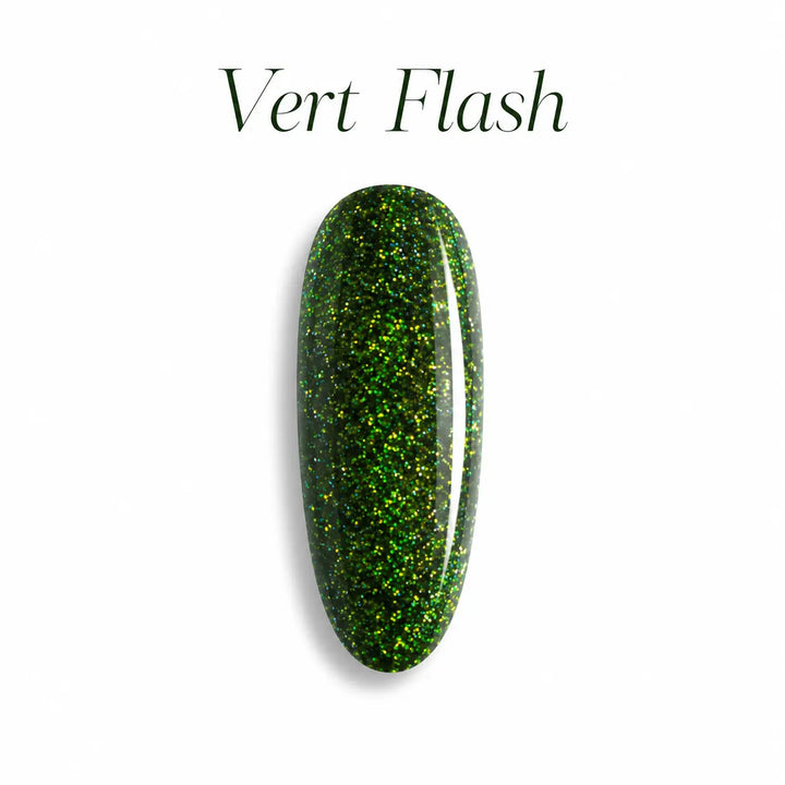 Capsule d’ongle Vert Flash Beauty Distribution, vernis gel vert scintillant effet néon reflect, paillettes lumineuses, rendu packshot luxe sur fond blanc pour manucure professionnelle et nail art.