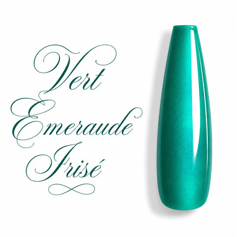 Vernis semi-permanent vert émeraude irisé Beauty Distribution présenté sur une capsule d’ongle ballerine longue avec finition ultra brillante. Cette teinte vert émeraude nacrée aux reflets lumineux offre un effet perlé élégant, idéal pour les poses en gel UV/LED, le nail art, la manucure professionnelle et les faux ongles. Couleur intense, lumineuse et sophistiquée, parfaite pour une finition haut de gamme en salon ou à domicile.