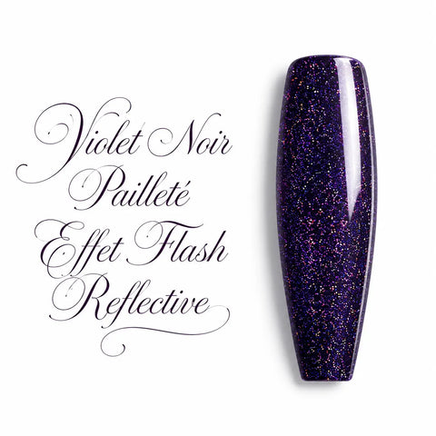 Capsule d’ongle ballerine violet noir pailleté à effet flash reflective, finition ultra brillante pour gel UV et vernis semi-permanent.