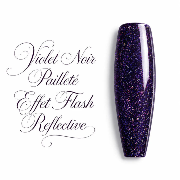 Capsule d’ongle ballerine violet noir pailleté à effet flash reflective, finition ultra brillante pour gel UV et vernis semi-permanent.